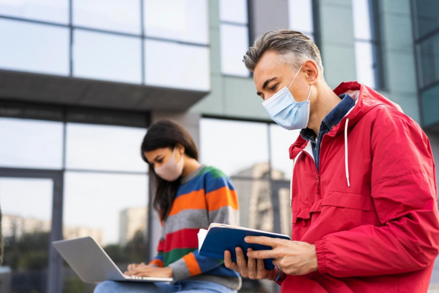 Spazio di lavoro collaborativo con designer al lavoro su progetti reali