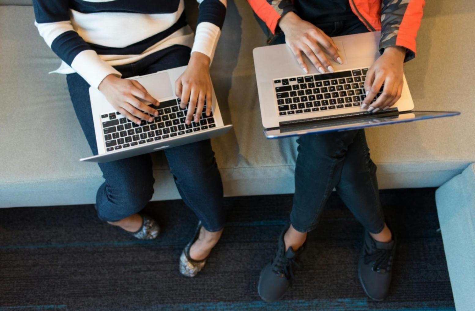Sessione di design collaborativo con strumenti professionali