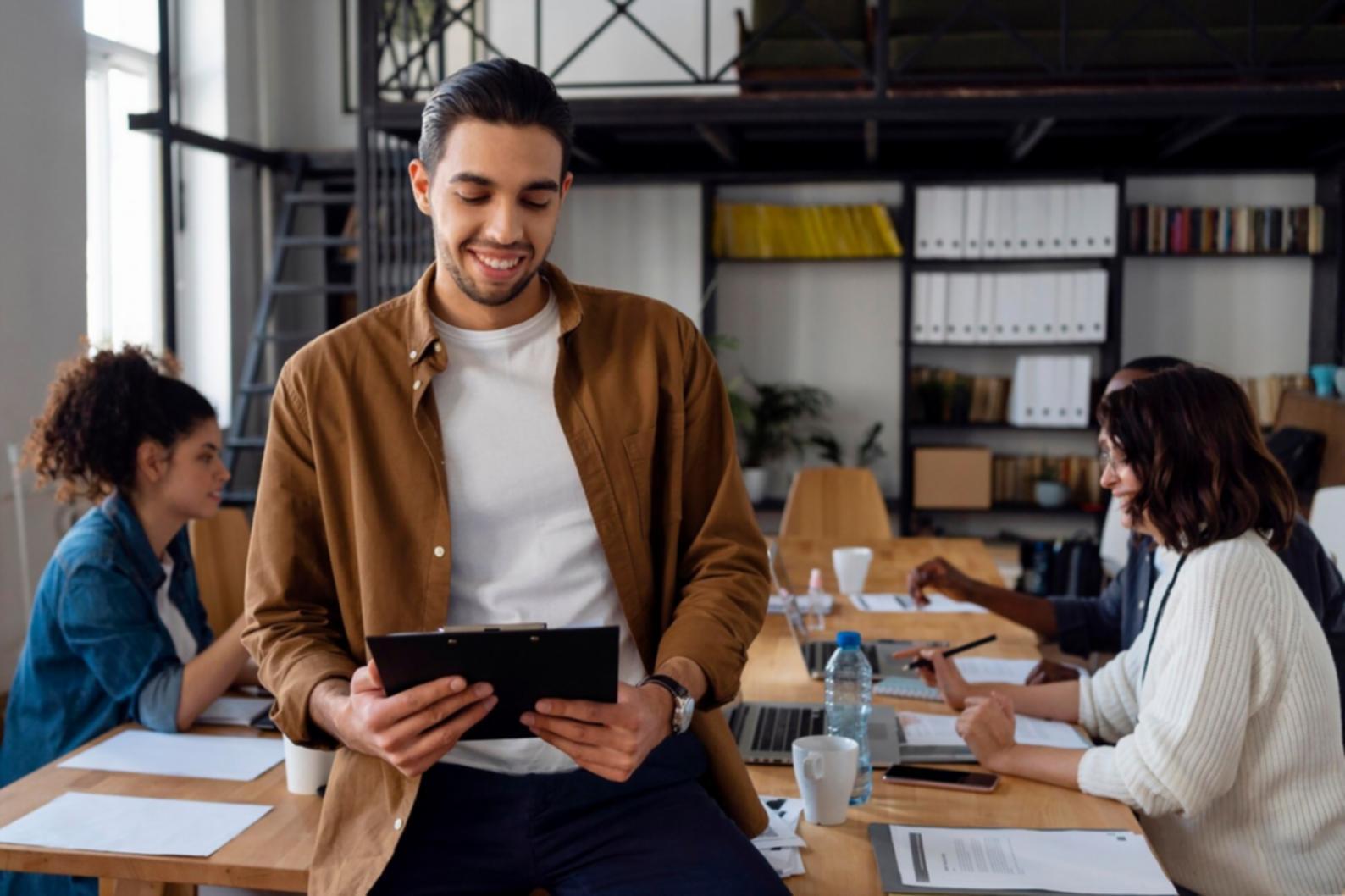 Ambiente di lavoro moderno con designer che collaborano su progetti UI/UX