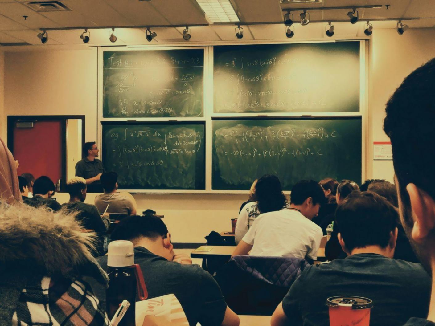 Sessione di webinar interattivo con designer che collaborano su progetti UI/UX
